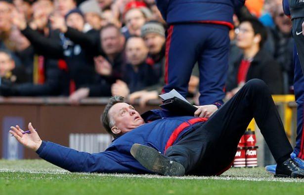 <p>65 yaşındaki Van Gaal’ın kendisini yere bırakması statta şaşkınlık yarattı.</p>