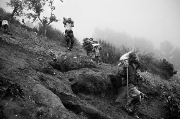 <p>Günde 15 saat kadar çalışan madenciler çıkardıkları koltanı köye omuzlarında taşıyor.</p>

<p> </p>
