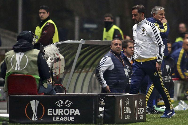 <p>10 kişi kalan Fenerbahçe, Josue'nin penaltı golüyle 2-1 mağlup duruma düşerken, oyundan koptu. Üçüncü gol ise maçı tamamen kopardı. Alper ve Volkan Şen de kırmızı kart kervanına katıldı.</p>
<p> </p>