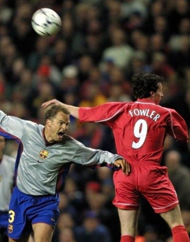 <p><strong>ROBBIE FOWLER</strong><br />
<br />
Liverpool adına rakip fileleri tam 183 kez havalandırmayı başaran Robbie Fowler sadece attığı gollerle değil, takım oyununa yatkınlığıyla da örnek aranan bir 9 numara olmayı başarmıştı. Fowler, attığı 163 golle hala Premier Lig tarihinin en golcü 6. futbolcusu konumunda. </p>
<p> </p>
