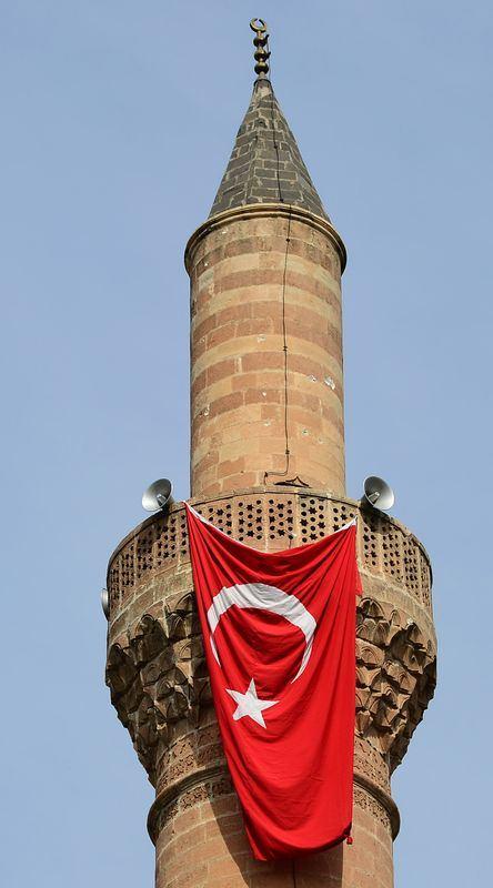 <p>Teröristlerin caminin pencerelerinin önüne üst üste yerleştirdiği Kur'an-ı Kerimler ve dini kitaplarla güvenlik güçlerine karşı kamufle olmaya çalıştığı değerlendirildi.</p>
<p> </p>