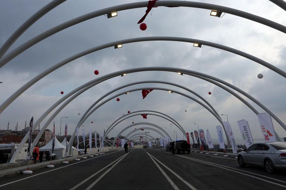 <p><strong>TÜRK VE GÜNEY KORELİ ORTAKLAR İNŞA ETTİ</strong><br />
<br />
Lastik tekerlekli araçlar için iki katlı inşa edilen tünel projesi için ihale, 12 Haziran 2007’de yapıldı. Projenin tasarımı, inşaatı ve 24 yıl 5 ay işletmesini gerçekleştirmesi için Avrasya Tüneli İşletme İnşaat ve Yatırım AŞ (ATAŞ) görevlendirildi. </p>