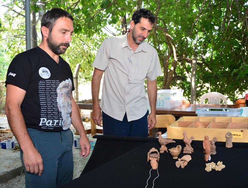 <p>Bu mezarlardan çocuk ölümlerinin ardından "ölü hediyesi" niteliğine sahip oyuncaklar ortaya çıkarıldığını ifade eden Kasaoğlu, o dönem ve bugünkü oyuncuklara bakıldığında düşünce yapısının hemen hemen aynı olduğunun görüldüğünü anlattı.</p>
