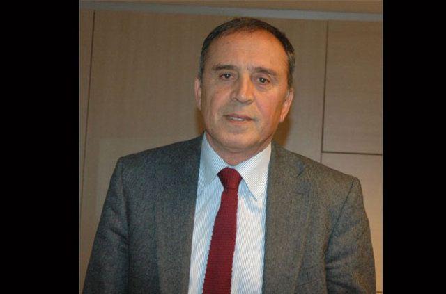 <p>Sokaklara dökülen vatandaşlarla konuşarak linç girişimlerini önledi. Yavuz, “Bunlar daha önce bizi tutuklamak için sahte darbe planlarını yaptılar. Kendi darbelerinin planını yapmışlar aslında” dedi.</p>
<p> </p>