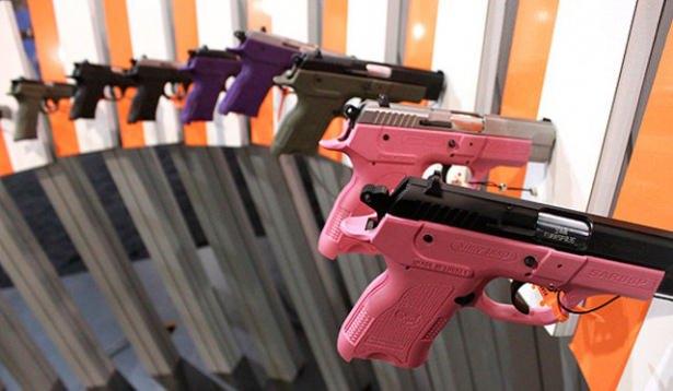 <p><strong>ABD’YE RENKLİ TABANCA TÜRKİYE’DEN</strong></p>
<p>Sarsılmaz’ın 46 çeşit tabanca ürettiğini ifade eden Latif Aral Aliş, ABD’de ‘Lady Gun’ ismiyle renkli tabanca kullanımını da kendilerinin başlattığını ve ayda 4 bin adet sattıklarını belirtti. Amerika’daki okul baskınları sonrası silah satışıyla ilgili tartışmaların gündeme geldiği günlerde National Rifle Associaton of Amerika (NRA) Başkanı bir görüşmesinde, “Çocukları vuruluyor, annelerin de silahlanması lazım. Onlara uygun silahlar geliştirmeliyiz” açıklaması üzerine Amerika pazarı için renkli silah üretimini başlattıklarını vurgulayan Aliş, daha sonra başka şirketlerin de kendilerini takip ederek bu pazara girdiğini söyledi.</p>