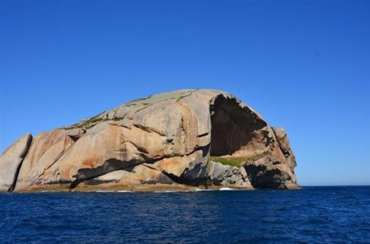 <p>Avustralya'nın kıyılarında bulunuyor</p>
<p>Kafatası Kayası olarak da bilinen Craft Adası, aynı zamanda bir ulusal park olan, Avustralya’nın Wilsons Promontory kıyılarında bulunan granit bir ada.</p>