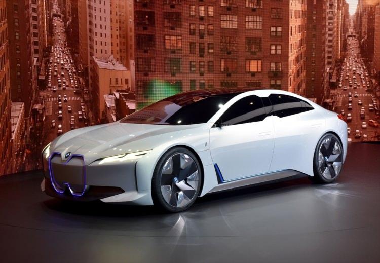 <p>Dünyanın en büyük otomobil fuarlarından olan ve bu yıl 67’ncisi düzenlenen Uluslararası Frankfurt Otomobil Fuarı (IAA) devam ediyor. 24 Eylül'de sona erecek fuarda, BMW i Vision Dynamics modeli de tanıtıldı.</p>
<p> </p>