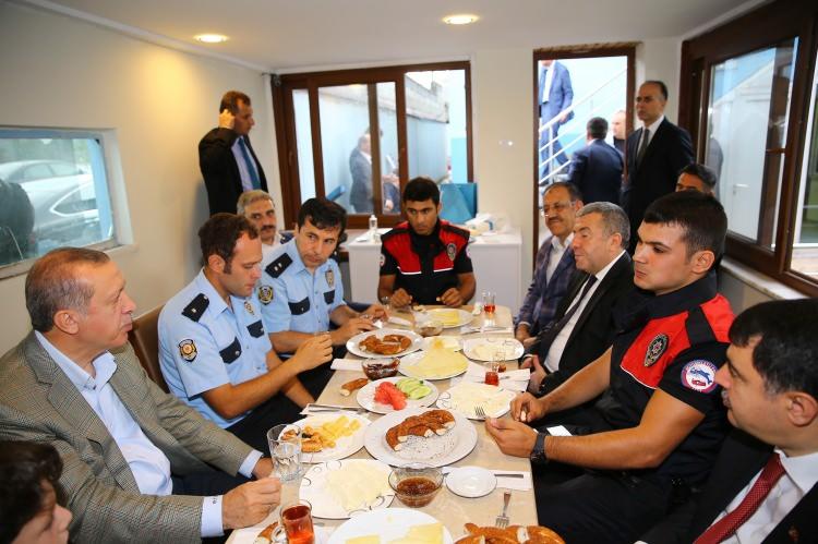 <p>Burada polislerle bayramlaşan Erdoğan, polislerle birlikte kahvaltı yaptı. </p>
