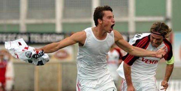 <p><strong>24. SANİYE</strong></p>

<p>2007-2008 sezonunda Konyaspor-Vestel Manisaspor maçında Vestel Manisasporlu Filip Holosko</p>

<p>1998-1999 sezonunda Kocaelispor-Adanaspor maçında Adanasporlu Ali Asım Balkaya</p>

<p> </p>
