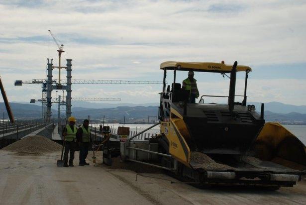 <p>İnşaat tamamlandığında köprünün üzerinden 3 gidiş, 3 geliş olmak üzere 6 şeritli karayolu ve tek şeritli bakım yolu yer alacak.</p>

<p> </p>
