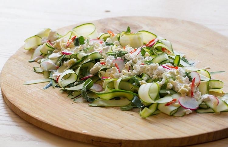 <p>Bunun yanı sıra rendelenerek salatası da yapılabilir. Salatanın içerisine sevilen otlar, yoğurt ve ceviz eklenerek sağlıklı bir öğün hazırlanabilir. </p>
