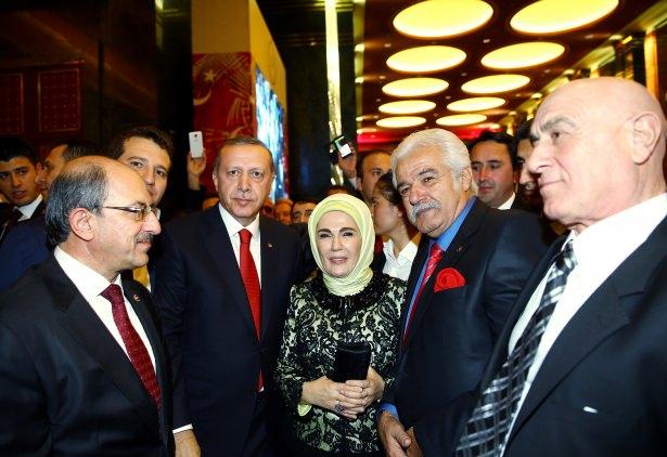 <p>Cumhurbaşkanı Erdoğan, Cumhuriyetin kuruluşunun 92. yıl dönümü dolayısıyla Cumhurbaşkanlığı Külliyesi'nde resepsiyon verdi.</p>
