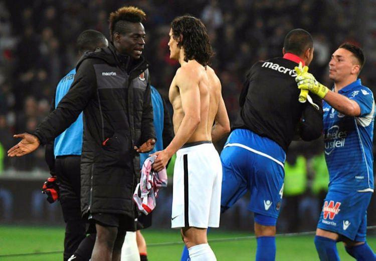 <p>Nice formasıyla bu sezon ligde 21 maça çıkan Balotelli 14 kez fileleri sarsarken 1 de asist yaptı. Ancak hırçınlığı bir kez daha sahaya yansıdı. Tam 6 kez sarı kart görürken 3 kez de kırmızı kartla oyundan atıldı.</p>
