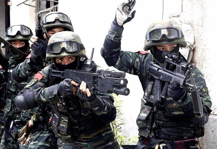 <p>Cornershot'ın yüksek çözünürlüklü bir kameraya sahip olduğunun altını çizen Kalender, "Ayrıca gece görüş otofokus özelliği de var. Silahın atış menzili içerisinde değiştirilebilir kameraları var ve wifi özelliğine sahip. Görüntüler tim merkezine aktarılıyor.</p>