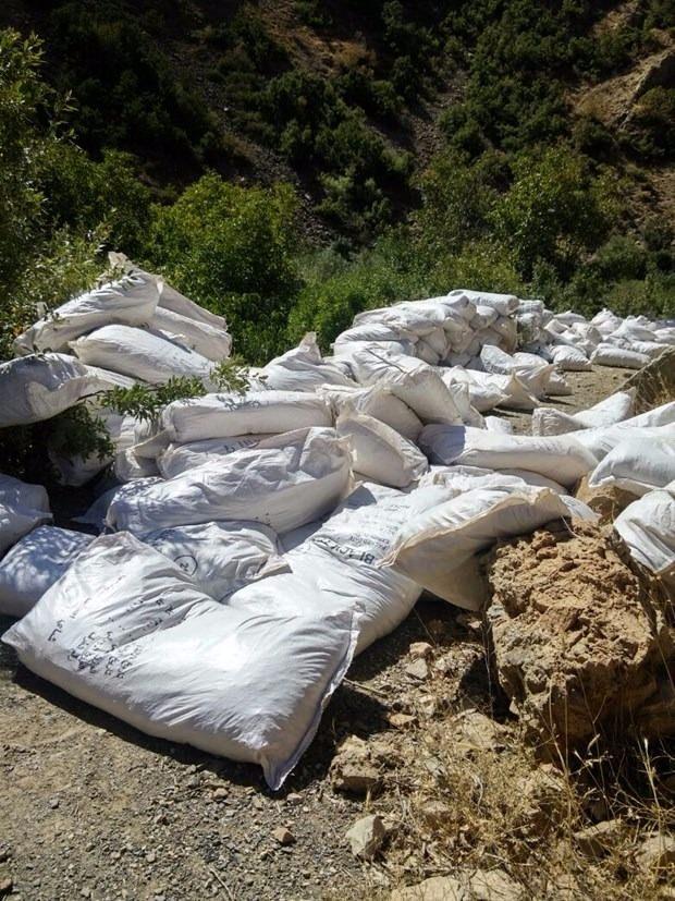 <p>Yapılan aramalarda PKK'lılara ait 80 adet 1litrelik ,çiçek yağı, 6 çuval şeker, 5 varil un, 4 çuval mercimek, 2 torba tuz, 17 adet pekmez, 2 kova helva, 4 torba makarna, karton sigaralar ve 17 adet mekap ayakkabı bulundu. Tamamlanan operasyonun ardından bölgede kar yağışının başladığı belirtildi.</p>
<p> </p>