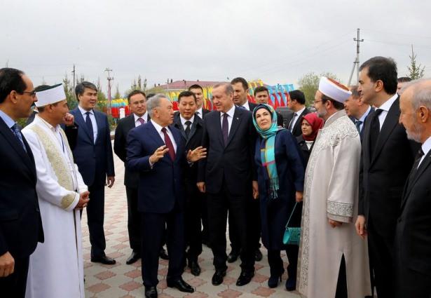 <p>Cumhurbaşkanı Recep Tayyip Erdoğan, Kazakistan Devlet Başkanı Nursultan Nazarbayev'le, Türkiye Diyanet Vakfınca (TDV) inşa edilen Hoca Ahmet Yesevi Camisi ve Külliyesi'nin açılışını gerçekleştirdi.</p>
