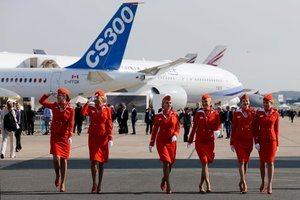 <p><br />
TEK KALEMDE 20 MILYAR DOLARLIK UÇAK</p>
<p> <br />
Fuarların ticari boyutları da bir o kader renkli geçiyor. Mesela ilk gün, Endonezyalı havayolu Garuda, 60 Boeing ve 30 Airbus uçağı için liste fiyatı üzerinden 20 milyar dolarlık bir anlaşmaya imza koydu. Amerika da dahil olmak üzere uzun ve kısa menzilli uçuşlar ile iç ve dış rota ağını genişletmek isteyen Garuda’nın siparişlerinin 30 tanesinin 787 Dreamliner olması oldukça dikkat çekici.</p>