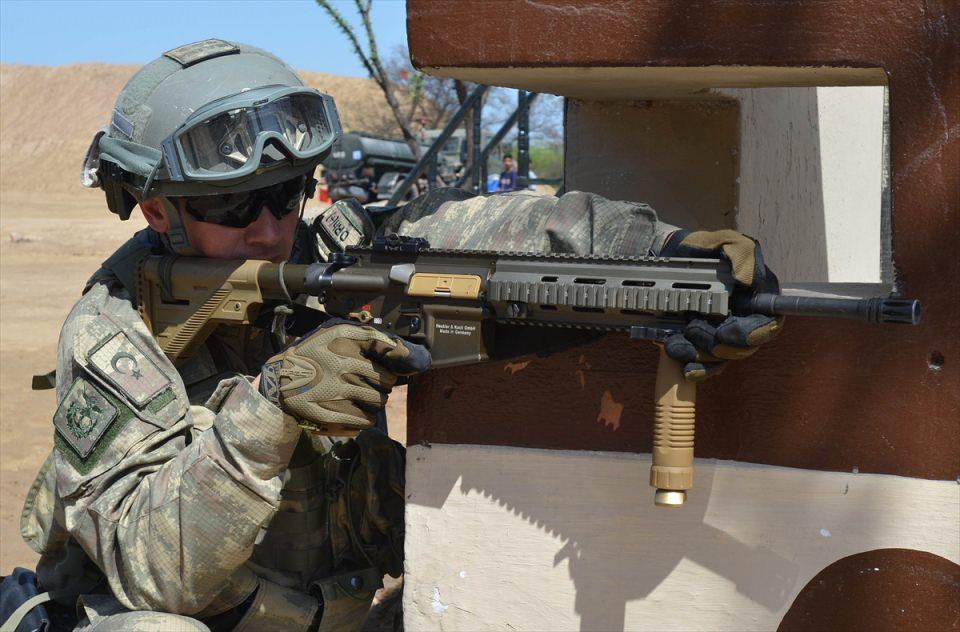 <p>T&uuml;rkiye'den ve Pakistan'dan Kara Kuvvetleri ve &Ouml;zel Kuvvet birliklerinin arasında karşılıklı iş birliği ile birlikte &ccedil;alışabilirliği geliştirmeyi ama&ccedil;layan ortak tatbikata T&uuml;rkiye tarafından komando ve &ouml;zel kuvvetler birlikleri katıldı.</p>
