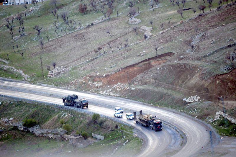 <p>Çok sayıda tank, kirpi ve kobra tipi zırhlı araçların getirildiği kentte, giriş ve çıkışlar da güvenlik güçleri tarafından kontrol altına alındı.</p>
<p> </p>