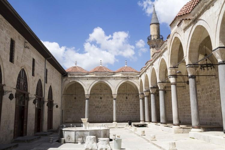<p>14 - Tarsus Ulu Cami / Mersin Tarsus şehir merkezinde bulunan cami, Türk-İslam mimarisinin önde gelen yapılarından biridir. Bulunduğu semte de ismini veren yapı yerli halk tarafından Cam-i Nur adıyla anılmaktadır.</p>