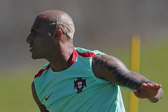 <p>Turnuvanın başından itibaren yaptığı değişik saç stilleriyle göze çarpan Quaresma yarı finalde Galler karşısında yaptırdığı 'kartal tüyü' kesimini bir boyut öteye taşıdı.</p>
