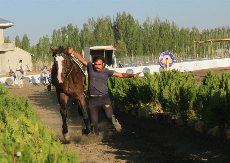 <p>Malazgirt Zaferi'nin, Sultan Alparslan'ın anılmasının kendisi için çok özel bir durum olduğunu belirten Hünal, şöyle konuştu:</p>