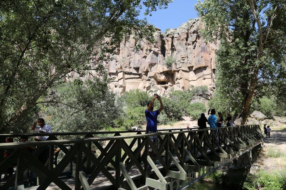 <p><strong>Yerli turist ilgisi artıyor</strong></p>
<p> Doğan, Ihlara'ya ilginin her geçen yıl arttığına dikkati çekerek, “Turist sayısı 2015 yılı sonunda 491 bin 380’e ulaştı.” dedi.</p>
