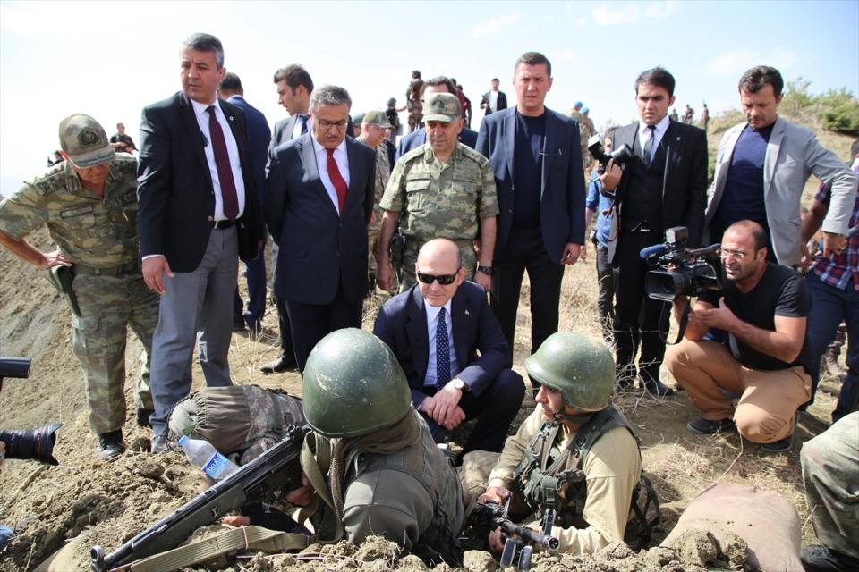 <p>Hastanede tedavisi süren diğer hastaları da ziyaret eden Soylu, bir çiftin yeni doğan erkek bebeğine, ailenin isteği üzerine "Ali Mert" ismini verdi.</p>
<p> </p>