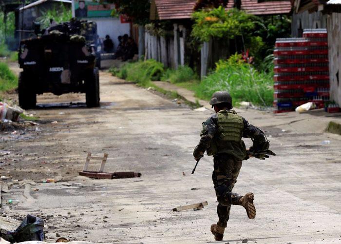 <p><strong>Rehinelerin başını kesen örgüt</strong></p>

<p>Malezya ve Filipinler arasındaki Adalarda 1991'den beri faaliyet gösteren Ebu Seyyaf, şiddet ve rehin alma eylemleriyle biliniyor. Yakın dönemde DAEŞ'e bağlılığını ilan eden örgüt, Mindanao ve Sulu'da bağımsız devlet kurmayı hedefliyor.</p>
