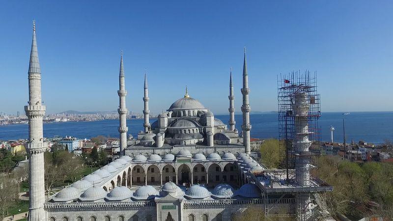 <p>Tarihi yarımadada bulunan ve İznik çinileriyle bezendiği, yarım kubbeleri ve büyük kubbesinin içi de mavi ağırlıklı kalem işleri ile süslendiği için yabancı turistlerin “Mavi Cami/Blue Mosque” olarak adlandırdığı Sultanahmet Camii’nin, minaresindeki kayma sebebi ile 400 yıl sonra yapılan restorasyon çalışmasında son aşamaya gelindi.</p>

<p> </p>
