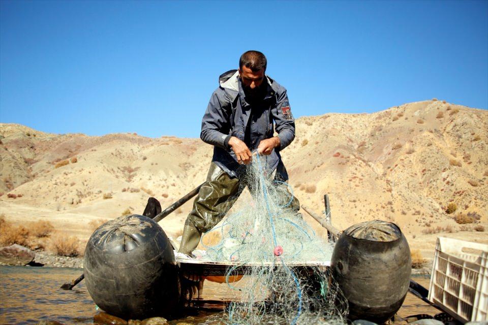 <p>Ulaşım imkanı yokmuş. Palu'da insanlar karşıdan karşıya geçmek için bunu ulaşım aracı olarak kullanmışlar. Belirli bölgelerden yük ve hayvan da taşımışlar." dedi.</p>