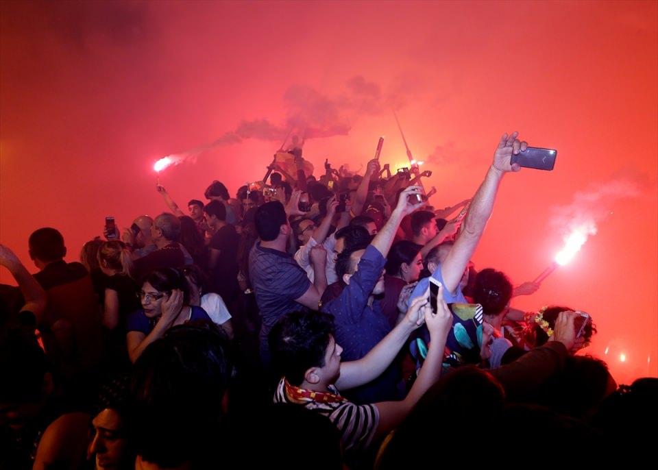 <p>Sabah saatlerinde Göztepe Futbol Okulları Şenliği ile başlayan 92. yıl kutlamalarında daha sonra futbol, hentbol, basketbol, voleybol, eskrim, rüzgar sörfü ve yelken spor okulu öğrencilerinin katılımıyla sağlık koşusu gerçekleştirildi.</p>

<p> </p>
