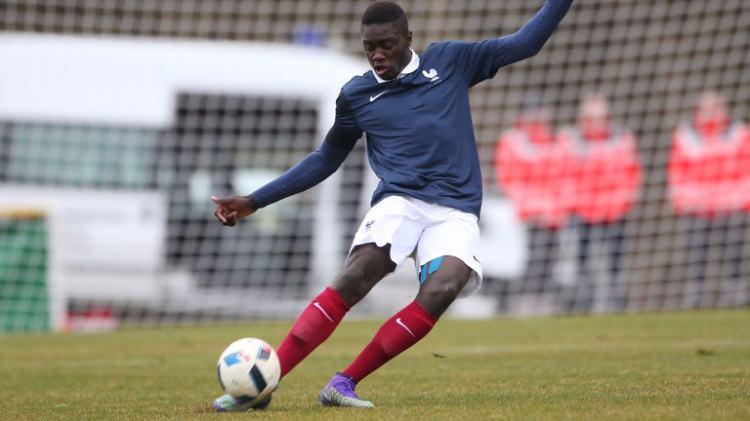 <p>Dayot Upamecano<br />
Takım: Salzburg<br />
Ülke: Fransa</p>
