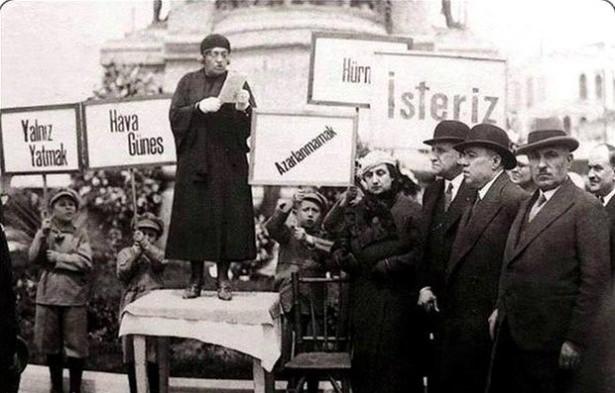<p>Nakiye Elgün öğretmen Taksim Meydanı'nda Çocuk Hakları Bildirgesi okuyor (1930).</p>