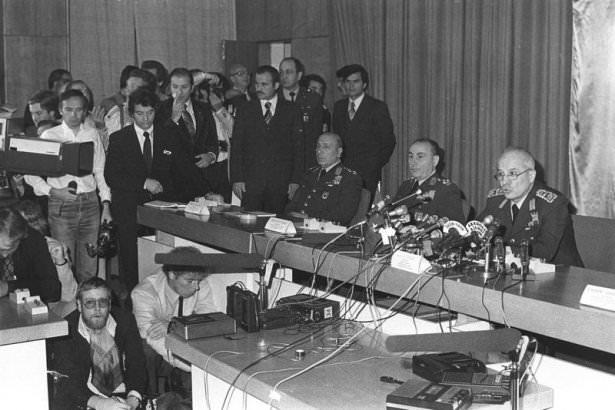 <p> MGK Başkanı ve Genelkurmay Başkanı Orgeneral Kenan Evren (sağda) basına ilk açıklamasın yaptı. TBMM'deki açıklamaya MGK'nın diğer üyeleri Kara kuvvetleri Komutanı Orgeneral Nurettin Ersin (sağ 2) ve Jandarma Genel Komutanı Orgeneral Sedat Celasun (sağ 3) de katıldı</p>