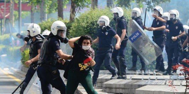 <p><strong>ŞİDDETE DÖNÜŞEN HER TÜRLÜ EYLEM SUÇ SAYILACAK</strong><br />
Yapılan izinli gösterilere müdahale eden, saldırıda bulunan gruplar engellenecek. Şiddete dönüştüren her türlü eylem suç sayılacak. </p>
