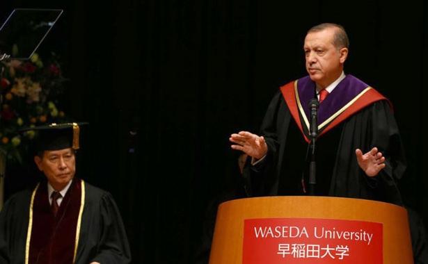 <p>Cumhurbaşkanı burada yaptığı konuşmada : "Bizim biliyorsunuz 'dünya beşten büyüktür' diye ifade ettiğimiz Birleşmiş Milletler Güvenlik Konseyi'nin yapısına olan itirazımıza Japonya'nın da katıldığına inanıyorum. Çünkü bu beş tane ülkeden bir tanesinin iki dudaklarının arasına sıkışmış bir dünya yönetimi olamaz" ifadelerini kullandı.</p>
<p> </p>