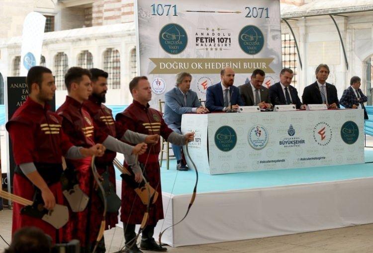 <p>Bak, Anadolu'da neler yaşandığının gençlere anlatılması gerektiğine dikkati çekti.</p>
<p><span style="color:#FFD700"><strong>Bakanlık olarak gerekli destekleri verdiklerini dile getiren Bak, şunları kaydetti:</strong></span></p>