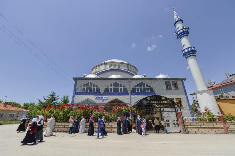 <p><strong>Ankara ve İzmir'den Van'a gönül köprüsü</strong></p>
<p>Ankara'dan Van'a gönül köprüsü kurmak için gelen Ankara Müftülüğü Merkez Uzman Vaizi Sabiha Özçetin, ramazan ayının birlik, beraberlik, dayanışma, kardeşlik ve gönül köprülerini daha da kuvvetlendirdiğini vurguladı.</p>
<p>"Bunu sadece kendi şehrimizde değil, bu halkayı genişletmek istedik. Diyanet İşleri Başkanlığımız bizi görevlendirdi, biz de severek, koşarak geldik." diyen Özçetin, şunları söyledi:</p>
