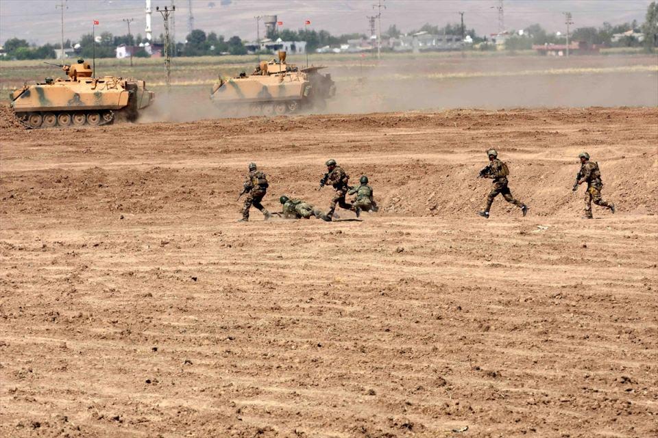 <p>Irak sınırındaki Habur Sınır Kapısı'na yaklaşık 3 kilometre uzaklıkta bulunan tır parkının karşısındaki alanda 7. Kolordu Komutanı Tümgeneral Sinan Yayla sevk ve idaresinde 28. Mekanize Tugay Komutanı Tuğgeneral Ahmet Kurumahmut emir komutasında yürütülen tatbikat, on birinci gününe girdi.</p>
