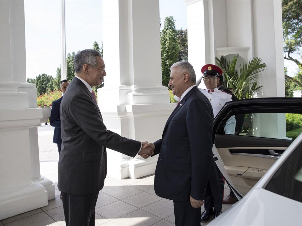 <p>Başbakan Binali Yıldırım, Singapur Başbakanı Lee Hsien Loong tarafından Istana Sarayı'nda resmi tören ile karşılandı. İki ülkenin milli marşlarının çalınmasıyla başlayan törende, Başbakan Yıldırım ve Singapur Başbakanı Loong, tören kıtasını selamladı.</p>