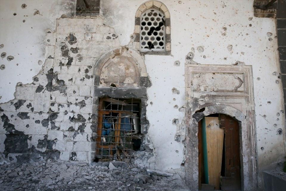 <p>Evsen, caminin PKK'lı teröristlerce günlerce karargah olarak kullanıldığına işaret ederek, "Terör olaylarından 11 kültür varlığımız zarar gördü. Bunlardan 9'u cami, 2'si de kilise. Bu varlıklar ciddi hasar gördü. Onları da en kısa sürede restore edip hizmete açmayı planlıyoruz." ifadelerini kullandı.</p>
<p> </p>