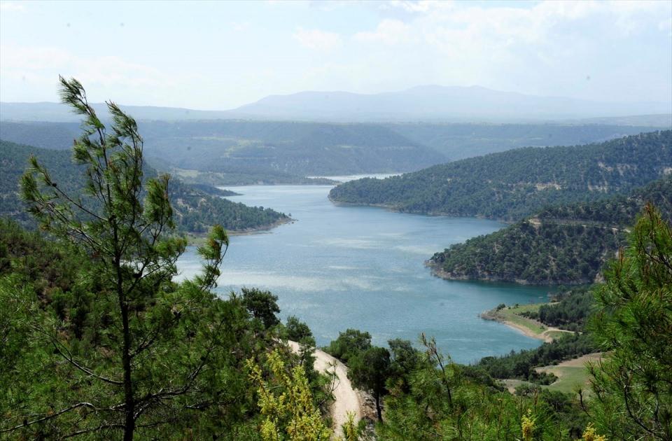 <p>Uşak'ın Ulubey ilçesinde bulunan Adıgüzel Barajı'ndaki su havzası, doğal güzellikleri ve kuş çeşitliliğiyle dikkat çekiyor.</p>
