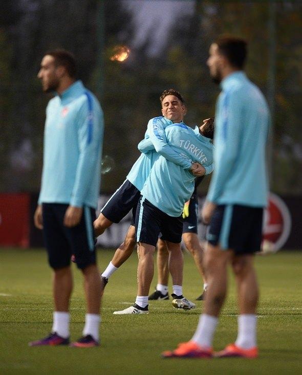 <p>Antrenman sırasında futbolcuların neşeli oldukları gözlendi.</p>
