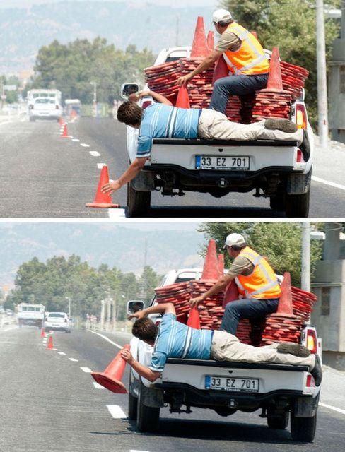 <p>İskenderun-Arsuz karayolunda yol çizgilerini boyayan ekip, boyaların kurumasının ardından önlem olarak koydukları konileri ilginç bir yöntemle topladı</p>
