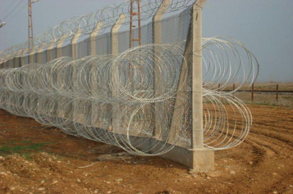 <p>Buna göre valilikler, 31 milyon 825 bin TL tutarında yatırımla, Hatay, Kilis ve Şanlıurfa’da 38 kilometre modüler beton duvar döşeyecek ve 37.6 kilometre yol inşa edecek. Hatay ve Kilis’te 20 kilometrelik alan aydınlatılacak. Şanlıurfa’da 9 kilometre güçlendirilmiş kafes tel kurulacak.</p>
