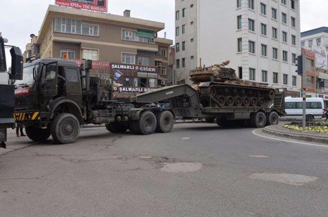 <p>Yaralı askerler bölgede bekletilen ambulanslarla Diyarbakır Asker Hastanesi'ne kaldırılarak tedavi altına alınırken, birinin durumunun ciddi olduğu belirtildi.</p>
<p> </p>