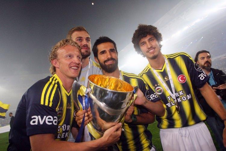 <p>İçeriye penetreleri, savunmaya bıkmadan yardıma gelişi ve gol yollarında katkısı onu sağ kanattaki en fazla yararı dokunan oyunculardan biri yaptı.</p>
