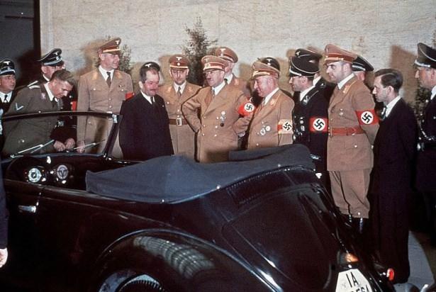 <p>Makine Mühendisi Ferdinand Porsche, 50. doğum günü sebebi ile Hitler'e üstü açık bir otomobil armağan ediyor.</p>

<p> </p>
