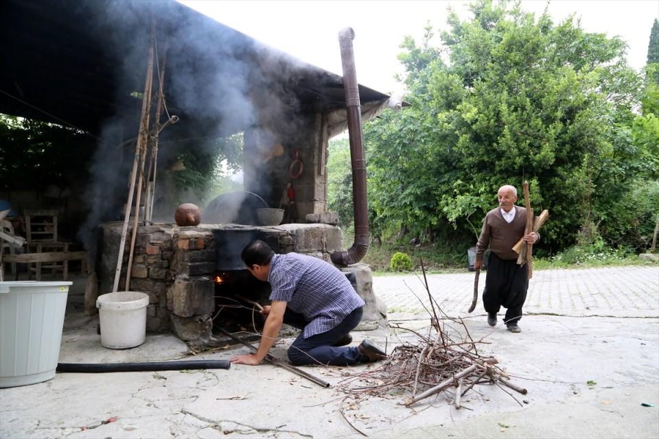 <p>İlkokulu bitirdikten sonra kardeşleri ile ipekçiliğin bir ucundan tutarak babalarına yardım etmeye başladıklarını kaydeden Büyükaşık, "Babam şu yaşına kadar tatile bile gitmedi. Ben kesinlikle babam gibi işini seven bir insan hiç görmedim ve tanımadım. </p>